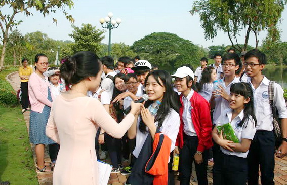 học sinh tham gia lễ tưởng niệm trả lời câu hỏi liên quan đến Danh nhân văn hóa Nguyễn Du do ban tổ chức đưa ra và nhận quà