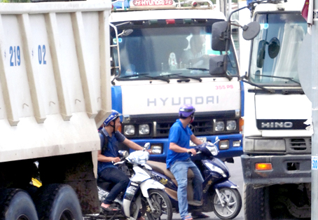 Người đi xe 2 bánh qua vòng xoay cổng 11, giao lộ các đường: Bùi Văn Hòa - Võ Nguyên Giáp - quốc lộ 51 luôn bị “bao vây” bởi các xe tải lớn, nguy cơ bị tai nạn luôn rình rập.
