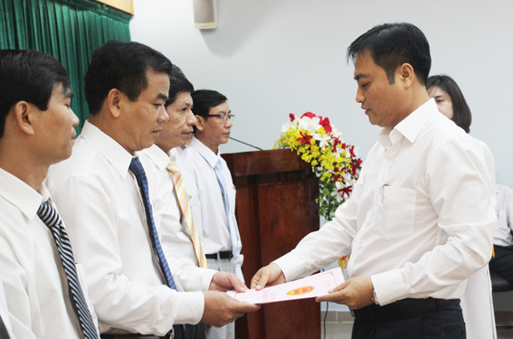 Ông Nguyễn Văn Công, trao quyết định thành lập và luân chuyển cán bộ về Phòng Thanh tra giá chuyển nhượng