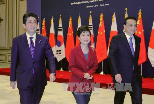 Tổng thống Hàn Quốc Park Geun-hye (giữa) cùng Thủ tướng Trung Quốc Lý Khắc Cường (phải) và Thủ tướng Nhật Bản Shinzo Abe (trái) đã có cuộc gặp thượng đỉnh ba bên đầu tiên sau hơn ba năm qua. Ảnh: Yonhap/ TTXVN