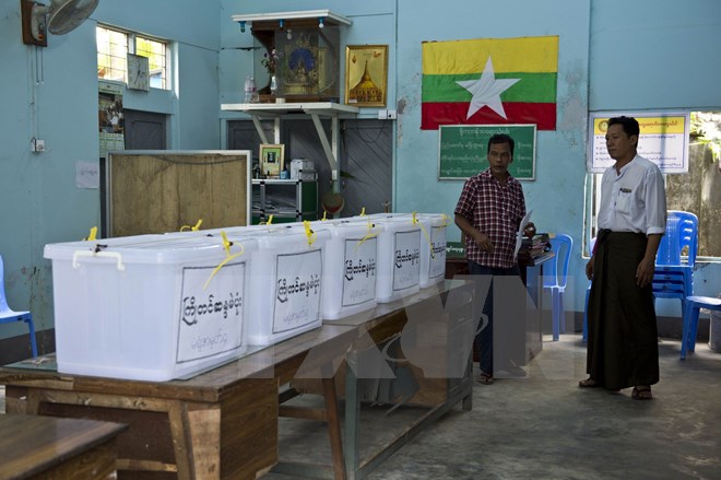 Tập huấn cho cán bộ phụ trách việc bầu cử tại trung tâm ở Yangon ngày 30/10. (Ảnh: AFP/TTXVN)