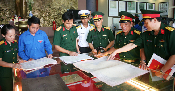 Cán bộ chiến sĩ, đoàn viên thanh niên cùng xem các ấn phẩm khẳng định bằng chứng lịch sử và cơ sở pháp lý chứng minh chủ quyền Việt Nam đối với 2 quần đảo Hoàng Sa, Trường Sa trên Biển Đông triển lãm.
