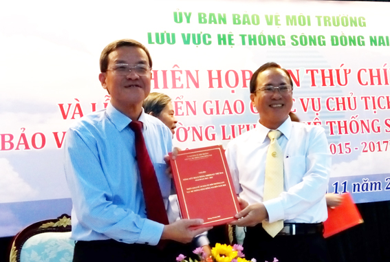 Ký kết biên bản chuyển giao chức vụ Chủ tịch ủy ban bảo vệ môi trường lưu vực hệ thống sông Đồng Nai nhiệm kỳ 2015 - 2017 giữa Chủ tịch UBND tỉnh Bình Dương Trần Văn Nam (bên phải)  và Chủ tịch UBND tỉnh Đồng Nai Đinh Quốc Thái (bên trái).