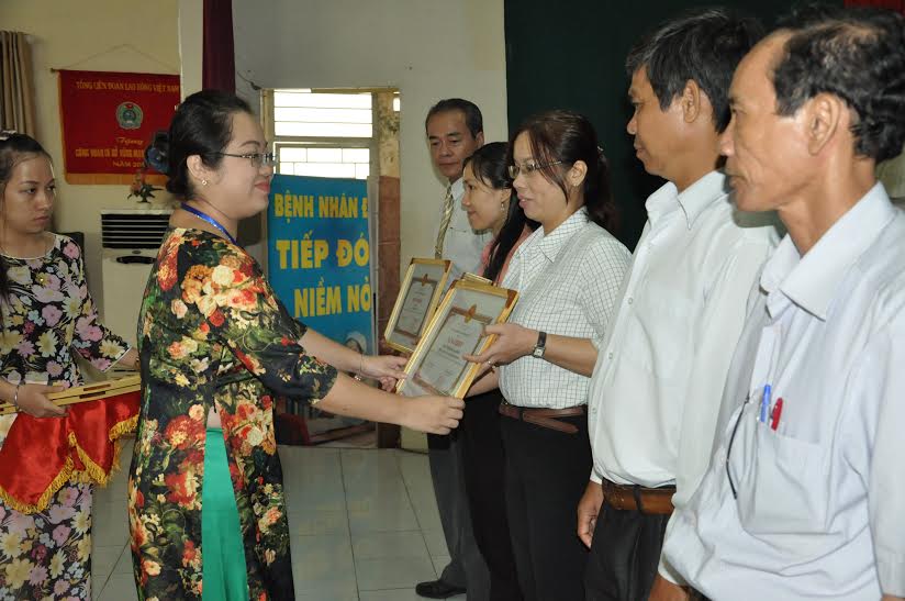 Đại diện lãnh đạo Ban Thi đua khen thưởng tỉnh trao bằng khen của UBND tỉnh cho các tập thể xuất sắc trong triển khai chiến dịch tiêm vaccine sởi - rubella