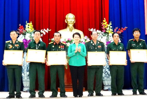 Đồng chí Phó bí thư Tỉnh ủy trao thưởng cho các tập thể, cá nhân đạt thành tích trong phong trào Cựu chiến binh sản xuất kinh doanh giỏi