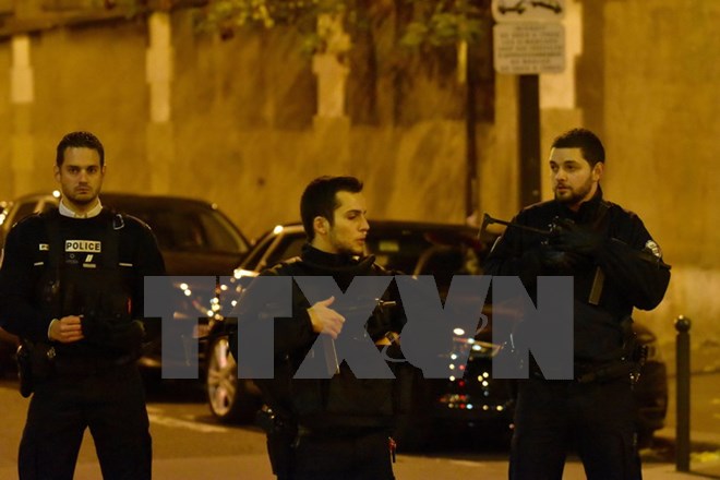 Cảnh sát phong tỏa hiện trường một vụ tấn công khủng bố ở Paris ngày 13/11. (Nguồn: THX/TTXVN)