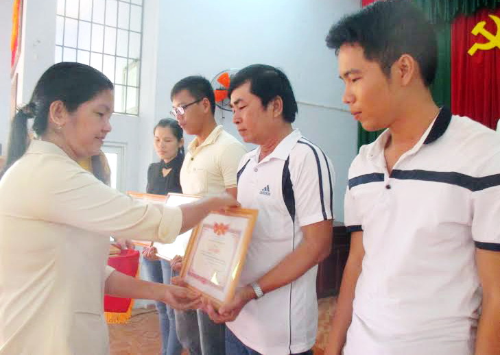 UBND phường Bửu Long khen thưởng cho các tập thể, cá nhân có thành tích xuất sắc trong phong trào “Ngày thứ Bảy: xanh-sạch-đẹp”