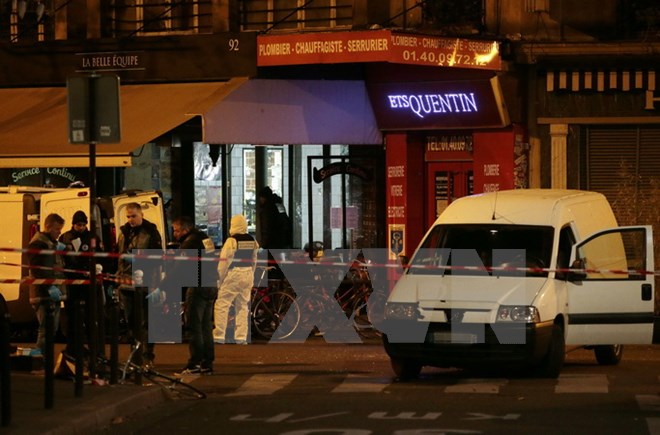 Cảnh sát điều tra tại hiện trường một vụ tấn công khủng bố bên ngoài nhà hàng La Belle Equipe ở Paris ngày 13/11. (Ảnh: AFP/ TTXVN)