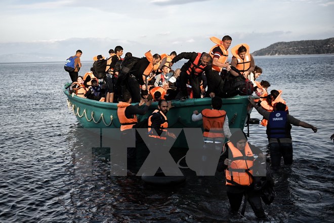 Người di cư tới đảo Lesbos của Hy Lạp sau hành trình vượt biển Aegean từ Thổ Nhĩ Kỳ ngày 10/11 vừa qua. (Ảnh: AFP/TTXVN)
