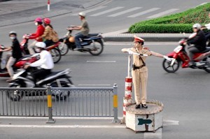 Nữ cảnh sát điều khiển giao thông trên đường phố