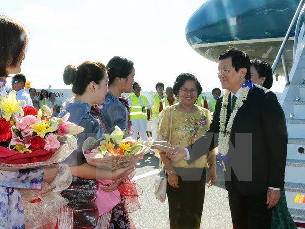 Bộ trưởng Bộ Năng lượng Philippines Zenaida Monsada và cán bộ, nhân viên Đại sứ quán Việt Nam tại Philippines đón Chủ tịch nước Trương Tấn Sang tại sân bay. (Ảnh: Nguyễn Khang/TTXVN)