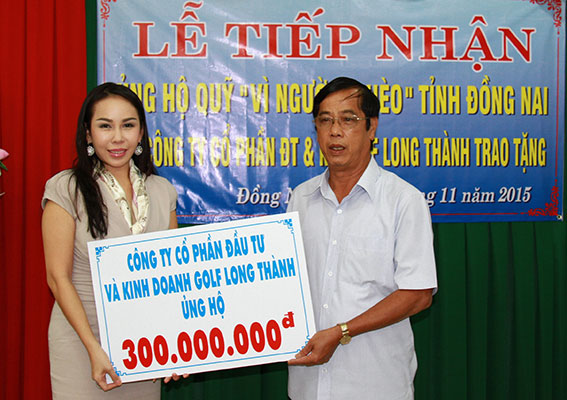 Bà Lê Nữ Thùy Dương trao tiền ủng hộ cho Quỹ vì người nghèo của tỉnh