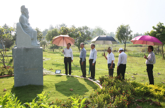 Các đồng chí lãnh đạo tỉnh cùng ban giám đốc Trung tâm Văn miếu Trấn Biên… tham quan vườn tượng.