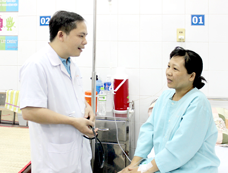 Th.S, BS Đinh Văn Sức, Khoa sản Bệnh viện đa khoa Thống Nhất trò chuyện với chị Nguyễn Thị Diễm Linh, vừa trải qua ca tai biến sản khoa hiếm gặp.
