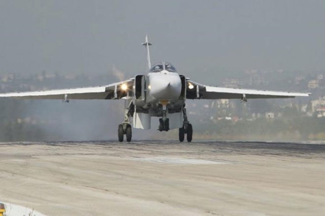 Một chiếc Sukhoi Su-24 cất cánh từ căn cứ không Hmeymim. (Nguồn: Reuters)