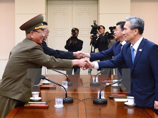 Cố vấn an ninh quốc gia Hàn Quốc Kim Kwan-jin (phải), Bộ trưởng Thống nhất Hong Yong-pyo (thứ 2, phải) trong cuộc đàm phán với Bí thư đảng Lao động Triều Tiên phụ trách các vấn đề quan hệ với Hàn Quốc Kim Yang-Gon (thứ 2, trái) và Chủ nhiệm Tổng cục chính trị quân đội Triều Tiên Hwang Pyong-so (trái) tại Panmunjom ngày 22/8. (Nguồn: AFP/TTXVN)