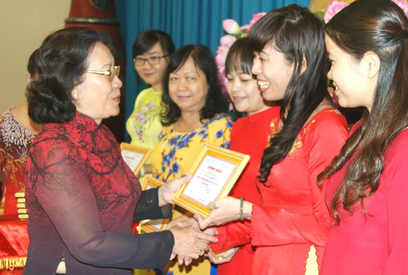 NGƯT.TS Nguyễn Thị Thu Lan, Chủ tịch Hội nữ trí thức tỉnh tặng thưởng cho nữ tài năng năm 2015