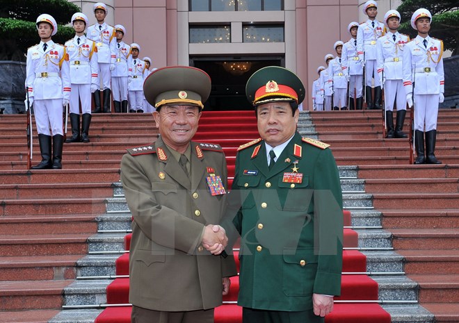 Đại tướng Phùng Quang Thanh và Đại tướng Pak Yong Sik trước khi tiến hành hội đàm. (Ảnh: Trọng Đức/TTXVN)