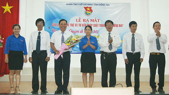 Phó bí thư Tỉnh đoàn Nguyễn Thanh Hiền (bìa trái) tặng hoa chúc mừng Ban chủ nhiệm câu lạc bộ
