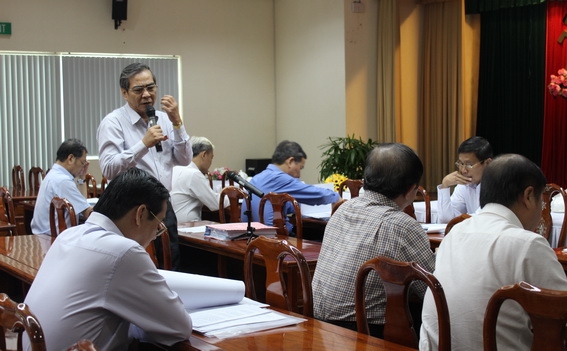 Đồng chí Trần Văn Tư, Phó bí thư Thường trực Tỉnh ủy, Chủ tịch HĐND tỉnh phát biểu tại phiên họp thảo luận tổ