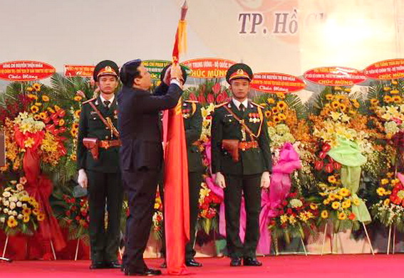 7.	Đồng chí Huỳnh Ngọc Sơn, Ủy viên Trung ương Đảng, Phó Chủ tịch Quốc hội thừa ủy quyền Chủ tịch nước trao Huân chương Quân công hạng Nhất cho lực lượng vũ trang Quân khu 7
