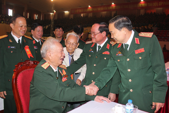 4.	Trung tướng Phạm Văn Dỹ, Chính ủy Quân khu 7 gặp gỡ đại tướng Lê Đức Anh, nguyên Chủ tịch nước. 