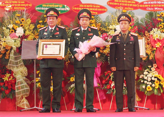 5.	Trung tướng Thông – Lơi – Si – Ti – Vông, Thứ trưởng Bộ Quốc phòng, thừa ủy quyền Chủ tịch Nước Cộng hòa dân chủ nhân dân Lào trao Huân chương Ít-xa-la hạng Hai cho Quân khu 7. 