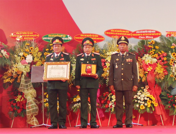 Đại tướng Tea Banh (bên trái), Phó Thủ tướng Chính phủ Hoàng Gia, Bộ trưởng Bộ Quốc phòng Vương Quốc Campuchia, thừa ủy nhiệm của Quốc Vương Campuchia trao Huân chương Hữu nghị hạng Nhất cho Quân khu 7