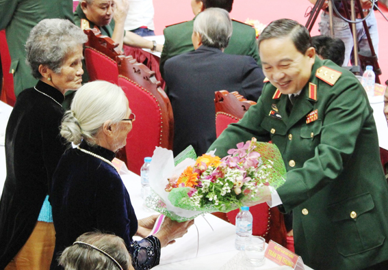 Tặng hoa cho các bà mẹ Việt Nam anh hùng 