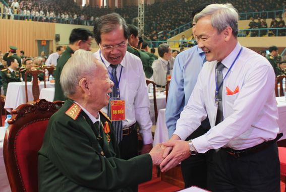 Bí thư Tỉnh ủy Nguyễn Phú Cường thăm hỏi đại tướng Lê Đức Anh, nguyên Chủ tịch nước. 