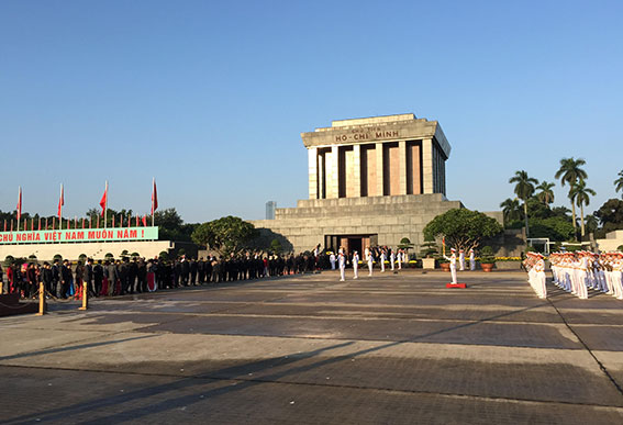 Các đại biểu xếp hàng vào lăng viếng Chủ tịch Hồ Chí Minh. 