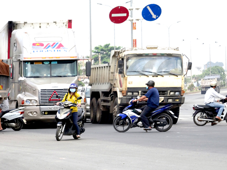 Người lái xe 2 bánh lưu thông lộn xộn trên đường Võ Nguyên Giáp (TP.Biên Hòa), thường chạy “cắt” đầu các xe ô tô, dễ dẫn đến tai nạn giao thông.