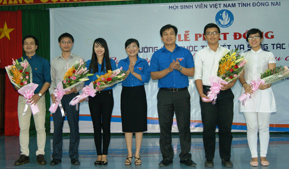 Đại diện Trung ương Hội sinh viên Việt Nam và Hội sinh viên tỉnh tặng hoa các đại biểu giao lưu tại lễ phát động