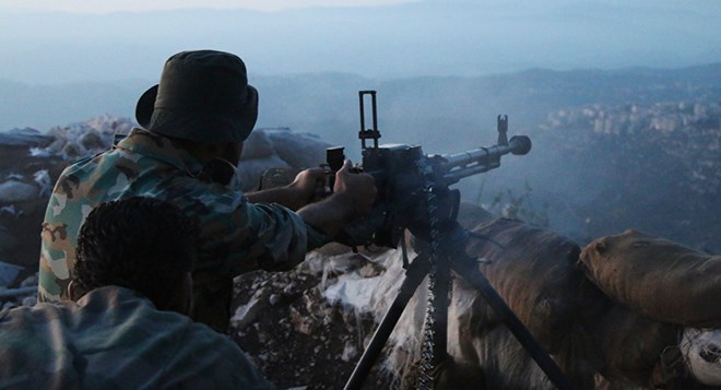 Binh sỹ chính phủ Syria chiến đấu tại tỉnh Latakia. (Ảnh: AP)