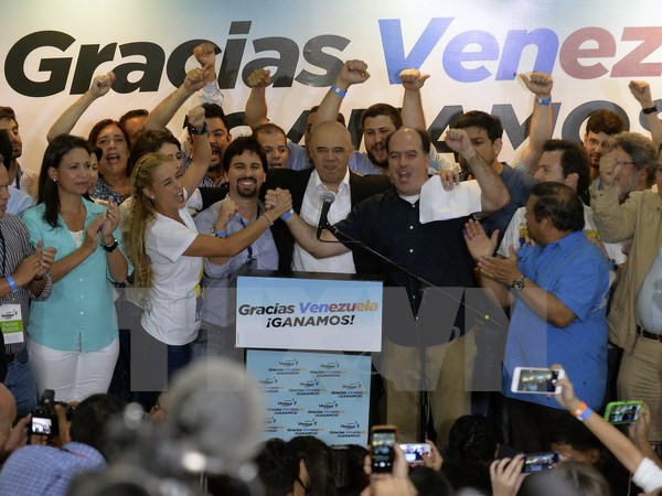 Những người ủng hộ Liên minh đối lập mừng chiến thắng tại thủ đô Caracas, sau khi công bố kết quả. (Nguồn: AFP/TTXVN) 