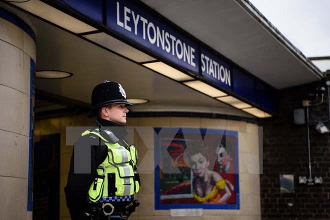 Cảnh sát gác bên ngoài nhà ga tàu điện ngầm Leytonstone ở London sau vụ tấn công. (Ảnh: AFP/TTXVN)