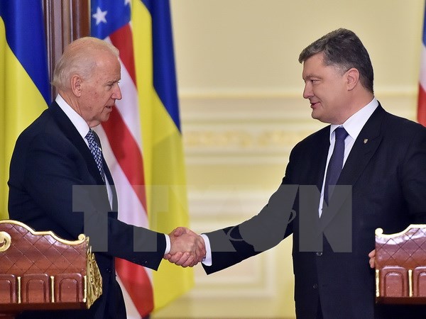 Tổng thống Ukraine Petro Poroshenko (phải) tiếp Phó Tổng thống Mỹ Joe Biden đang trong chuyến thăm Kiev ba ngày. (Nguồn: AFP/TTXVN)