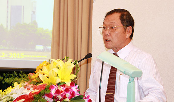 Phó chủ tịch UBND tỉnh Trần Minh Phúc trình bảy báo cáo tình hình kinh tế - xã hội, an ninh quốc phòng