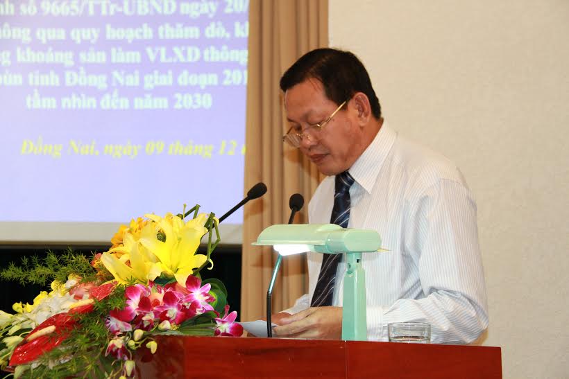 Phó giám đốc Sở Tài nguyên và môi trường Đặng Minh Đức báo cáo tại kỳ họp về danh mục các dự án cần thu hồi đất trong năm 2016