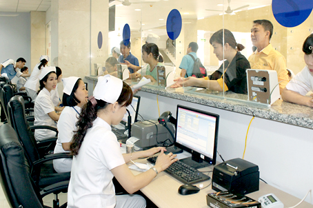 Người dân đăng ký khám bảo hiểm y tế tại Bệnh viện đa khoa Đồng Nai.  Ảnh: Ngọc Thư