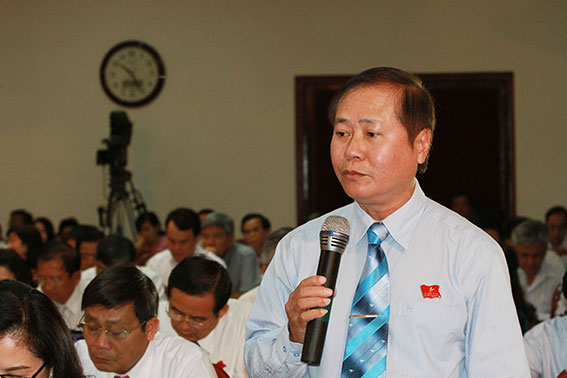 Đại biểu Huỳnh Minh Hoàn, Giám đốc Sở Y tế phát biểu tại phiên thảo luận tổ