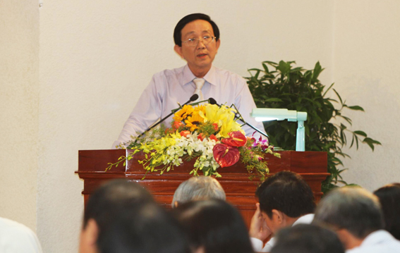 Phó giám đốc Sở Công thương Trương Phước Đông trả lời tại phiên chất vấn