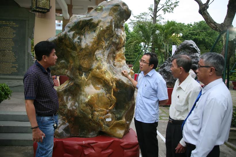 Các đại biểu tham quan triển lãm đá bán qúy