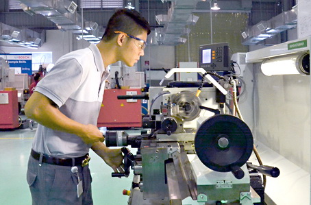Lao động kỹ thuật cao đang được các nhà đầu tư nước ngoài quan tâm. Trong ảnh: Học viên đang thực hành tại Trung tâm đào tạo của Công ty Bosch ở Khu công nghiệp Long Thành.