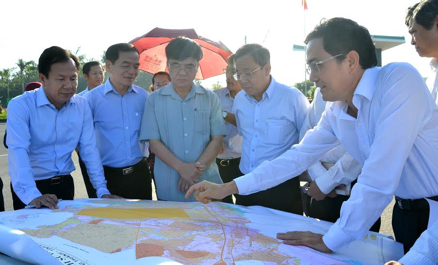  ông Nguyễn Văn Phúc (thứ 3 từ trái qua) đang nghe Phó chủ tịch UBND tỉnh Võ Văn Chánh (bên phải ngoài cùng) giới thiệu về địa điểm bố trí tái định cư cho người dân thuộc dự án cảng hàng không quốc tế Long Thành 