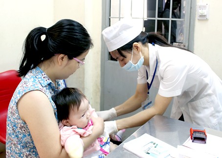 Trẻ được tiêm ngừa vaccine dịch vụ ở Trung tâm y tế dự phòng Đồng Nai. Ảnh: N.Thư