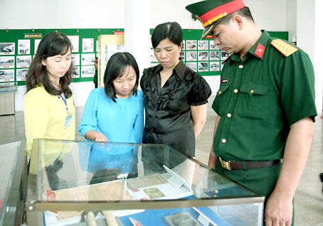 Cán bộ, chiến sĩ cùng các tầng lớp nhân dân xem triển lãm chuyên đề Chiến tranh và hậu quả của chất độc da cam/dioxin ở Đồng Nai tại Bảo tàng Đồng Nai.