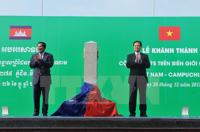 Thủ tướng Chính phủ Việt Nam Nguyễn Tấn Dũng (phải) và Thủ tướng Campuchia Hun Sen trong lễ khánh thành Cột mốc 275 trên biên giới chung giữa 2 nước. (Ảnh: TTXVN)