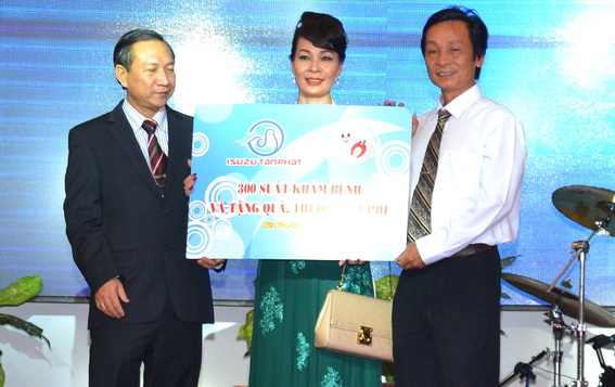Ông Trần Tấn Phát Giám đốc công ty Isuzu tấn Phát (bên trái) trao tặng 300 suất khám chữa bệnh cho người nghèo (TP. Biên Hòa )