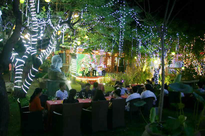 Một góc khu cà phê sân vườn tại Hội quán Trấn Biên
